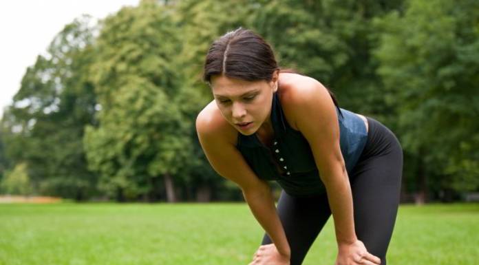 Motywacja do treningu - zmęczona kobieta po bieganiu w parku